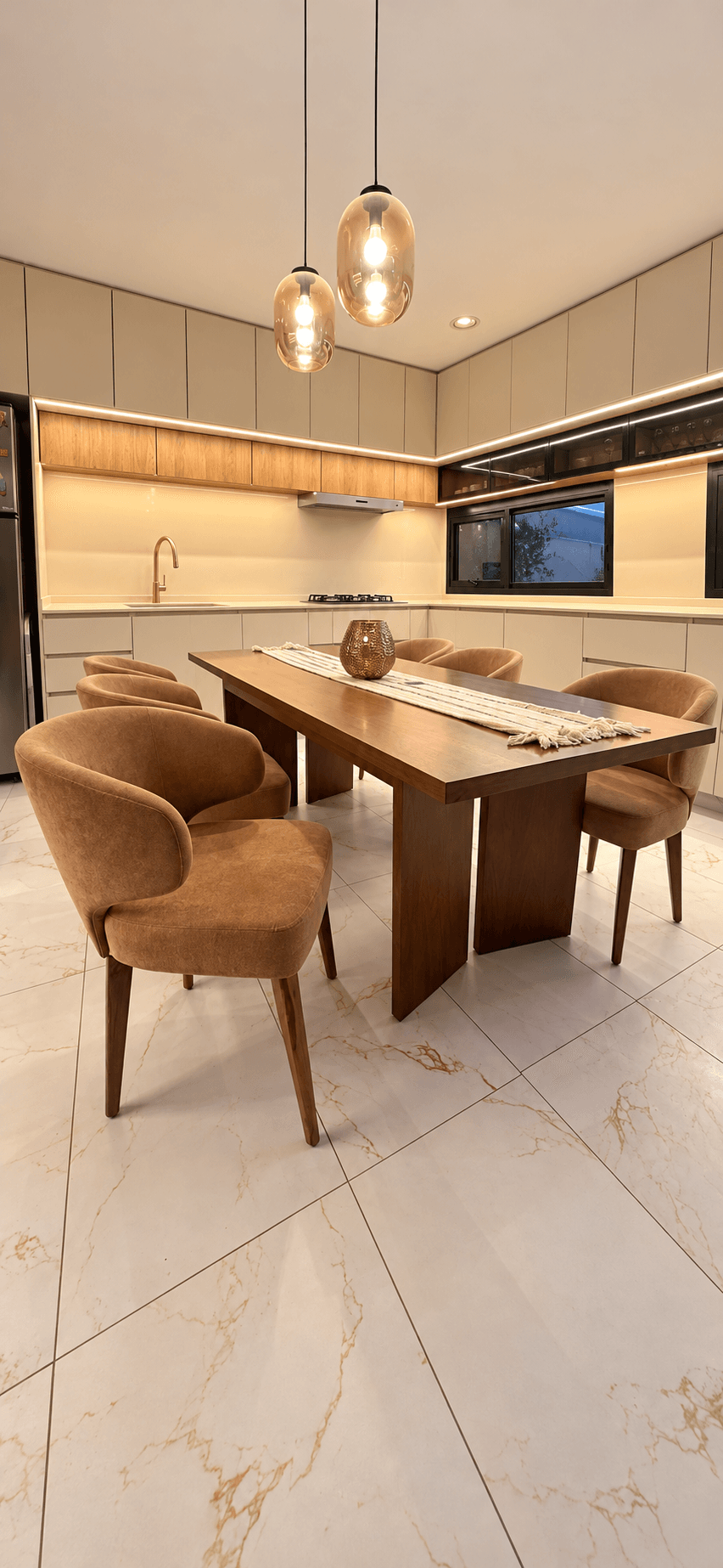 Mesa madera, poltronas Marron