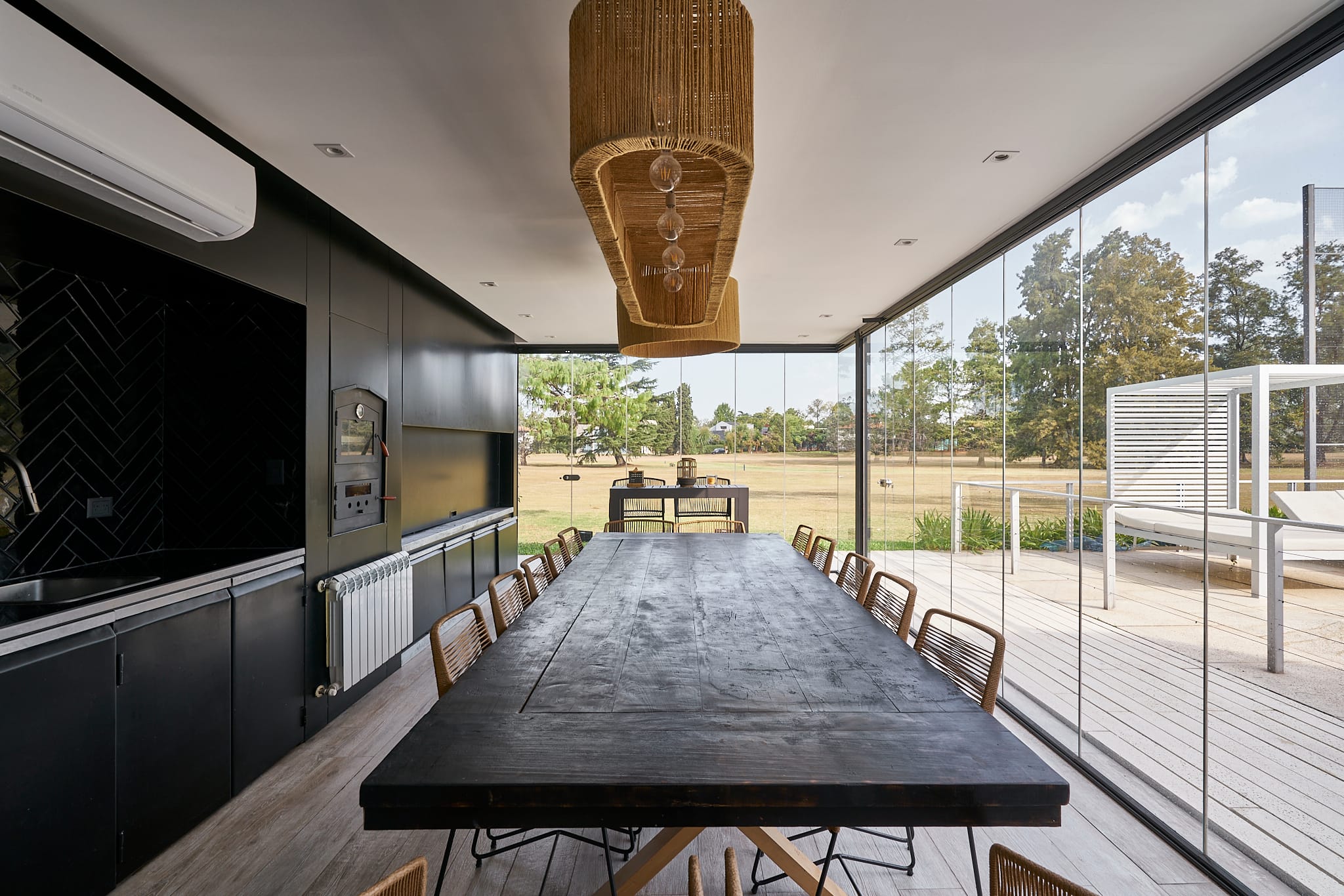 Mesa y sillas quincho