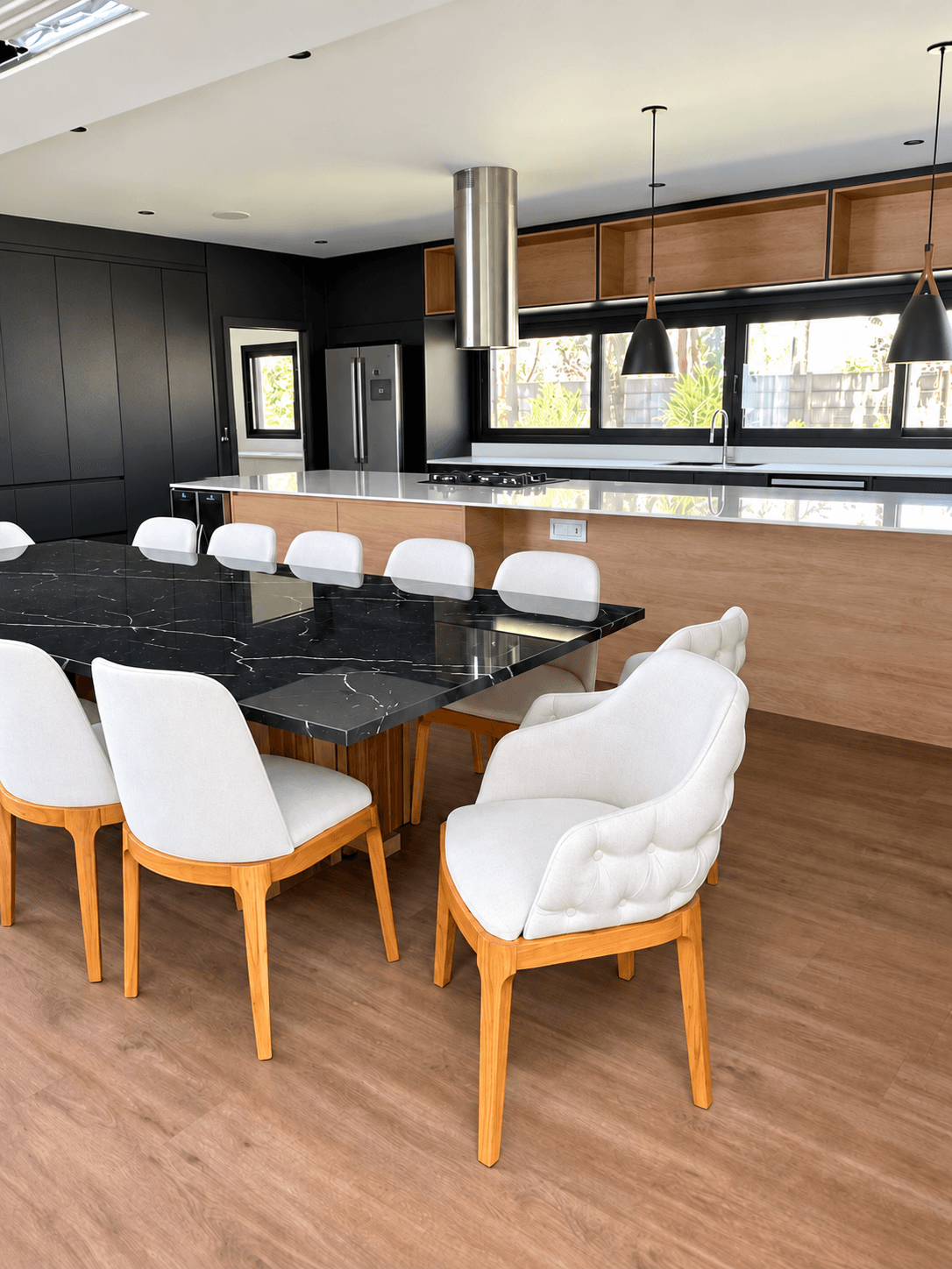 Mesa marmol y sillas cuero blancas