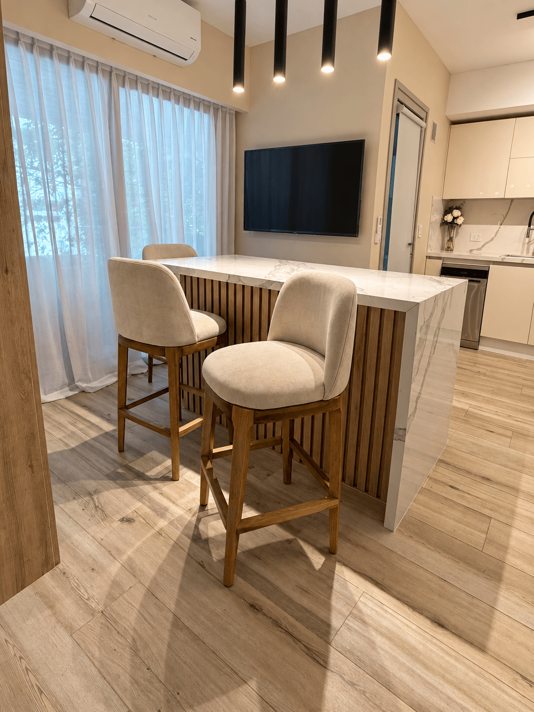 Banquetas madera y color Crema
