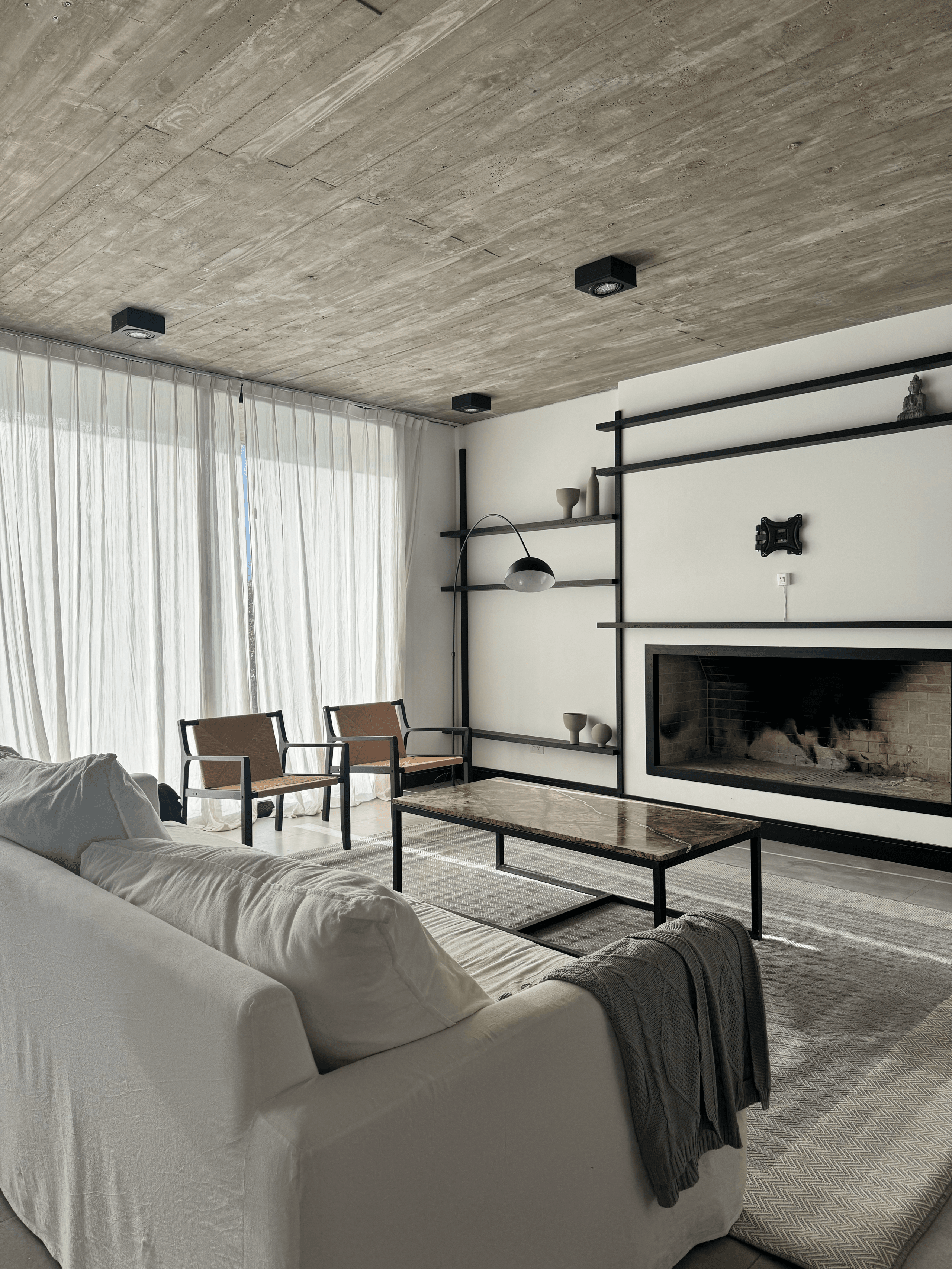 Poltronas , sillon, sillas, mesas de luz.
